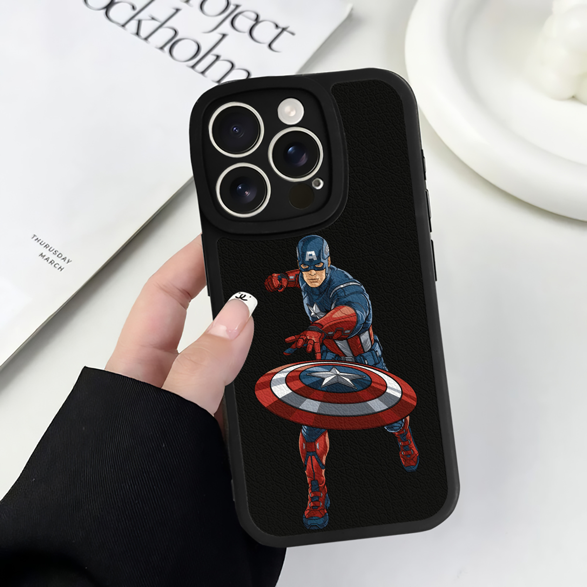 （画像用） アベンジャーズ The Avengers 【iPhone 16シリーズ対応】シリコンスマホケース（レザー調） 材質：シリコン
